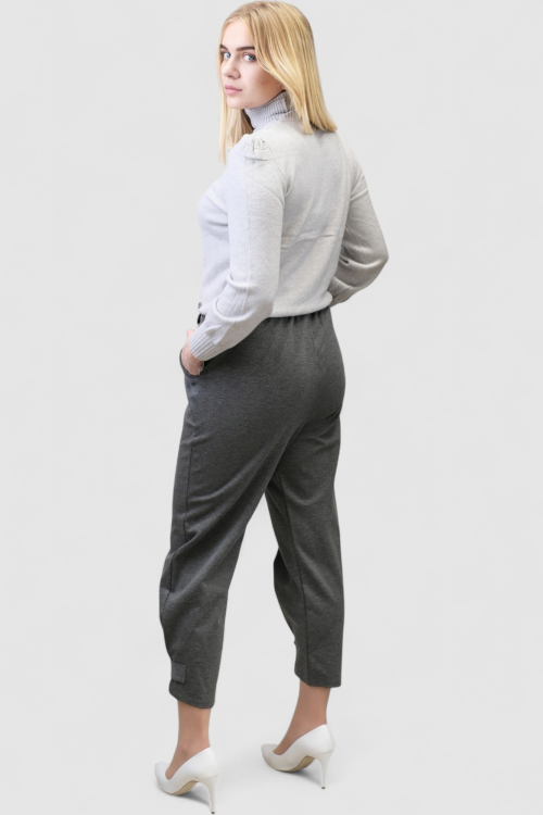 Ženske moderne hlače Ezri u sivoj boji s gumbima na nogavicama