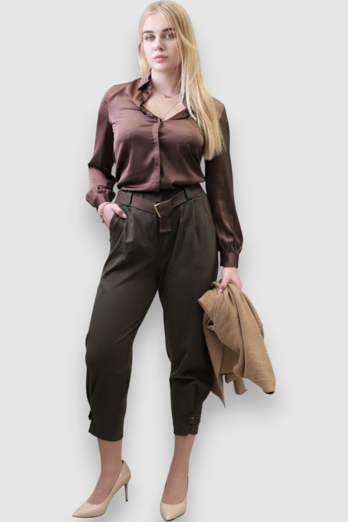 Ženske moderne hlače Ezri u tamno smeđoj boji s gumbima na nogavicama