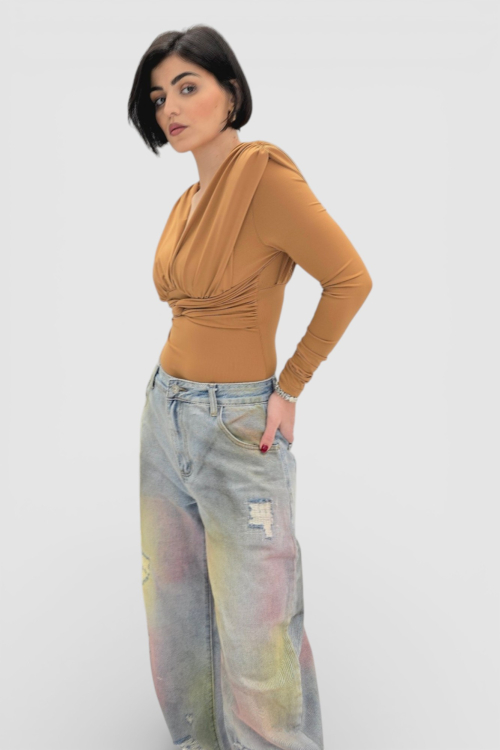 Majica Etta u camel boji s naborima i  jastučićima na ramenima