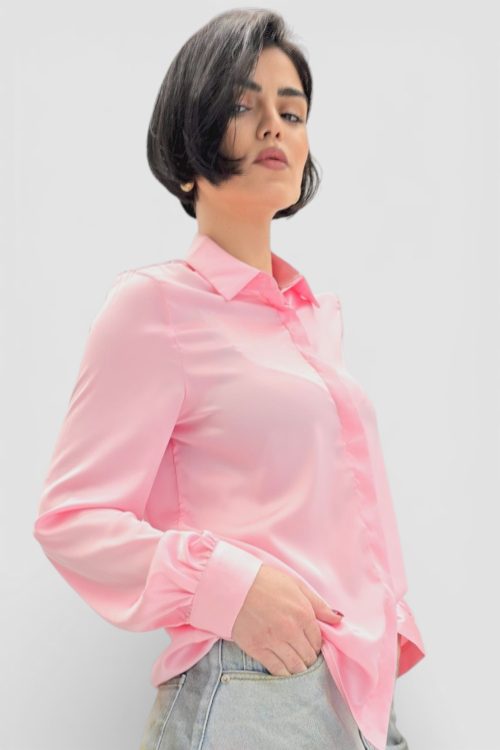 Ženska satenska košulja Fianna u nježno roza boji s diskretnim sjajem