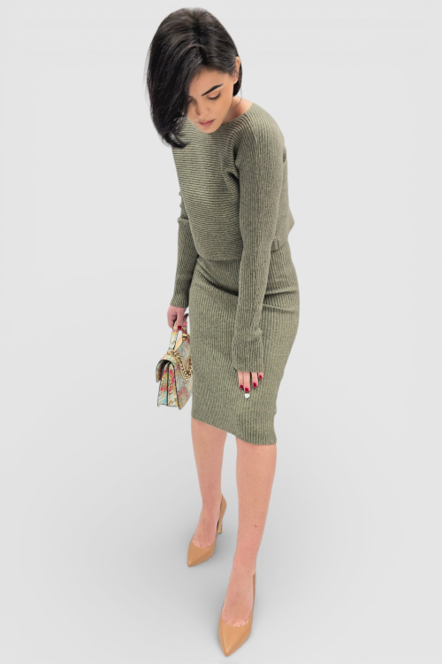 Komplet rebraste viskozne haljine i džempera u kaki boji Catrina