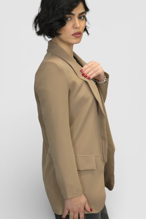 Elegantni duži sako Finna u camel boji