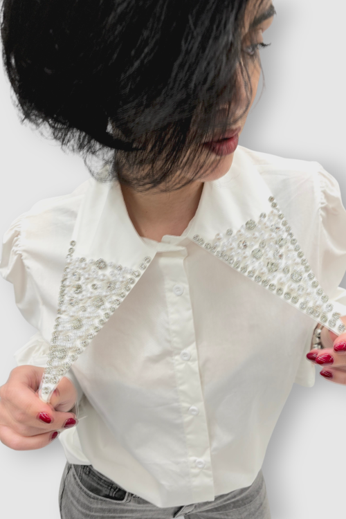 Ženska bijela košulja Belen dugih rukava ukrašena biserima i kristalima na kragni