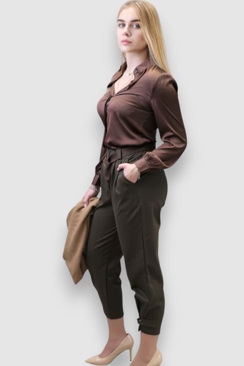 Ženske moderne hlače Ezri u tamno smeđoj boji s gumbima na nogavicama