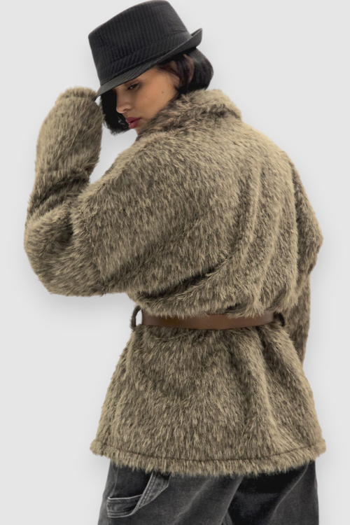 Smeđa lagana jakna Emma od umjetnog krzna sa pojasom