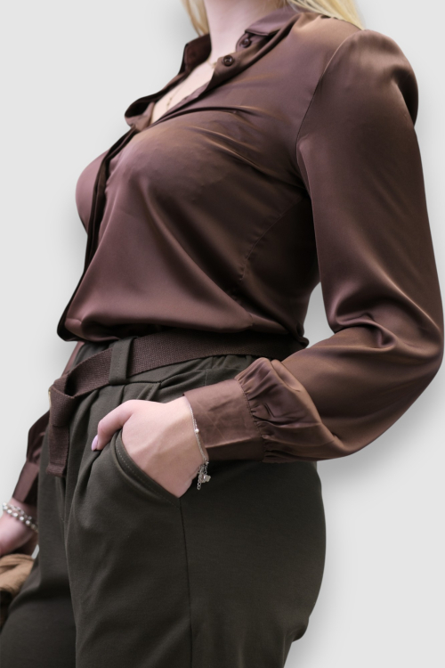 Ženske moderne hlače Ezri u tamno smeđoj boji s gumbima na nogavicama