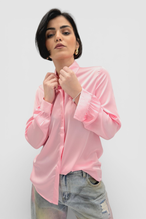 Ženska satenska košulja Fianna u nježno roza boji s diskretnim sjajem