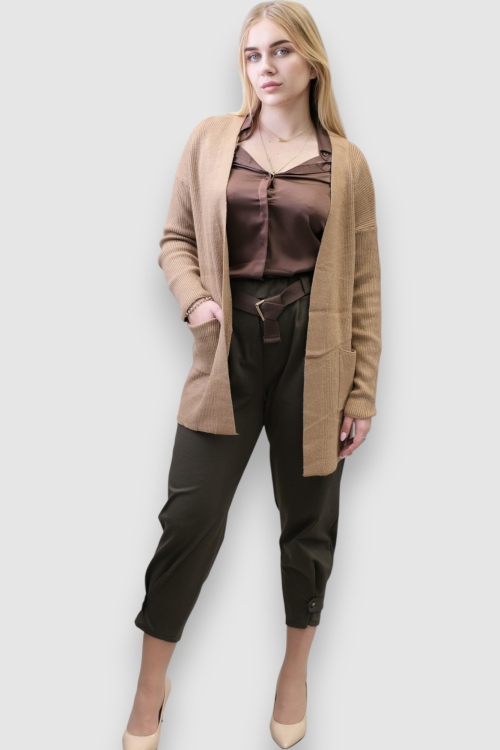 Ženske moderne hlače Ezri u tamno smeđoj boji s gumbima na nogavicama