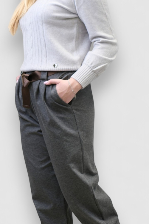 Ženske moderne hlače Ezri u sivoj boji s gumbima na nogavicama