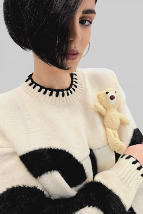 Ženski bež oversized džemper Carmen s medvjedićem