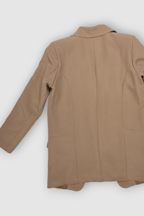 Elegantni duži sako Finna u camel boji