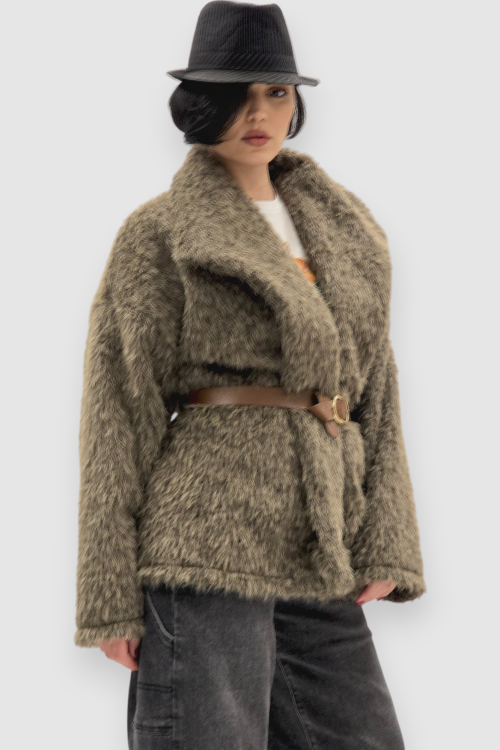 Smeđa lagana jakna Emma od umjetnog krzna sa pojasom