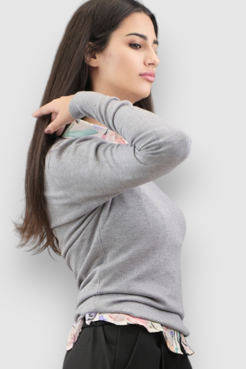 Ženski lagani sivi džemper Cassandra sa V izrezom