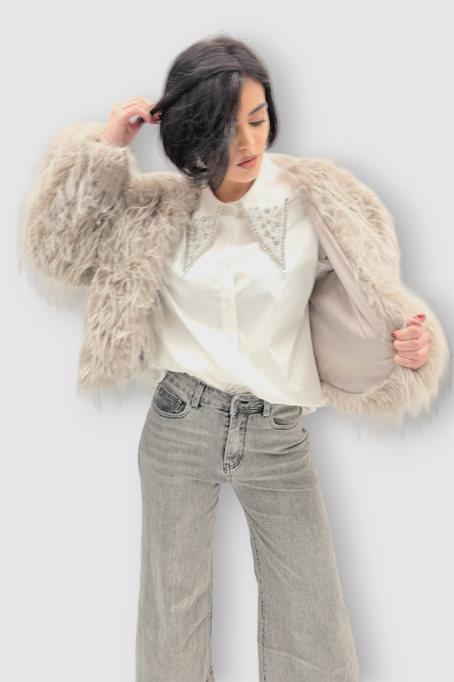 Ženska bijela košulja Belen dugih rukava ukrašena biserima i kristalima na kragni