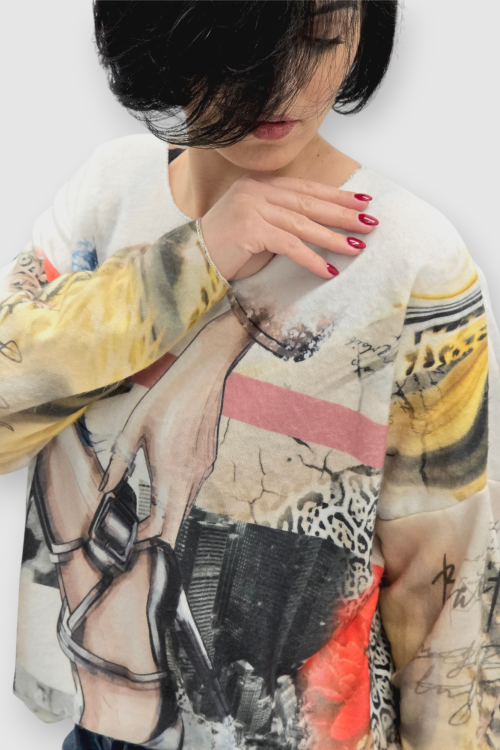 Ženska mekana majica Fara sa printom sandale i srebnim koncem na ovratniku