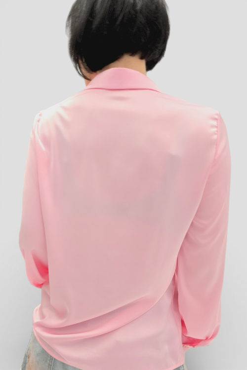 Ženska satenska košulja Fianna u nježno roza boji s diskretnim sjajem