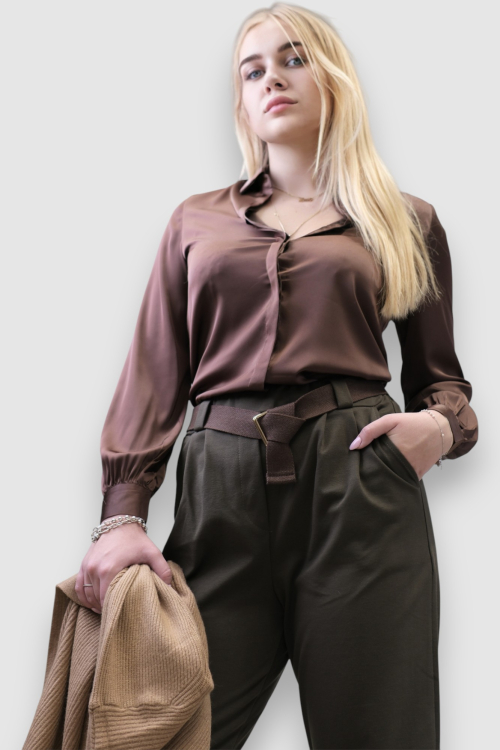 Ženske moderne hlače Ezri u tamno smeđoj boji s gumbima na nogavicama