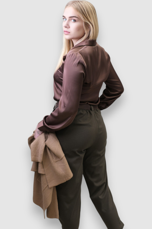 Ženske moderne hlače Ezri u tamno smeđoj boji s gumbima na nogavicama