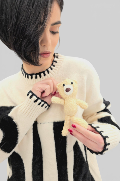 Ženski bež oversized džemper Carmen s medvjedićem