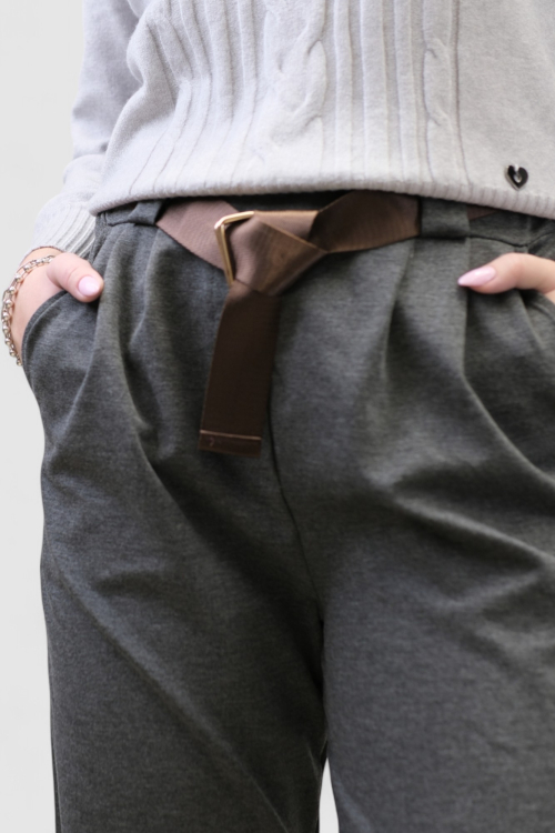 Ženske moderne hlače Ezri u sivoj boji s gumbima na nogavicama