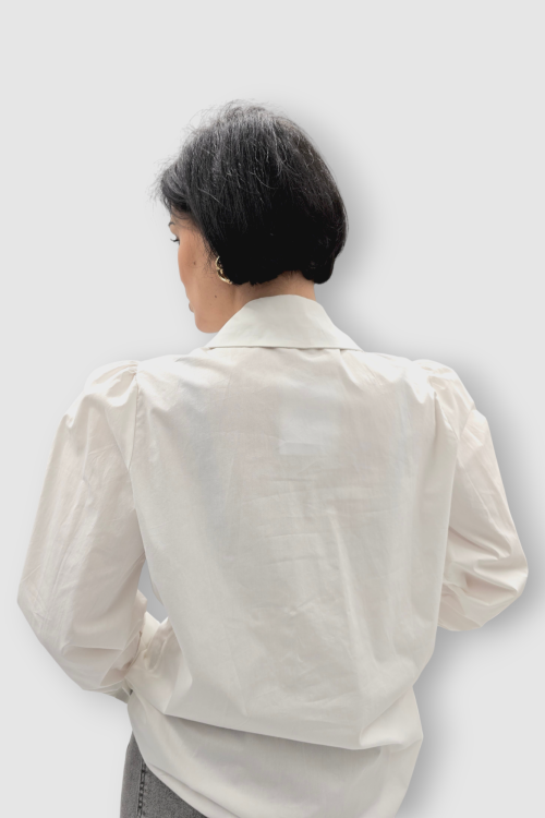 Ženska bijela košulja Belen dugih rukava ukrašena biserima i kristalima na kragni