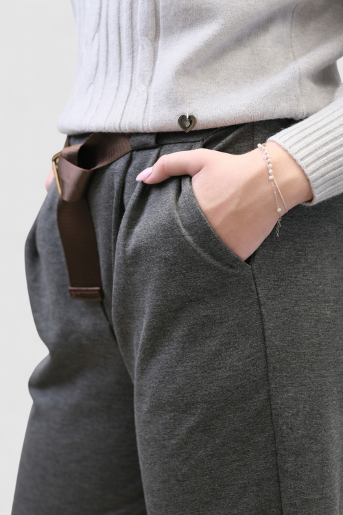 Ženske moderne hlače Ezri u sivoj boji s gumbima na nogavicama